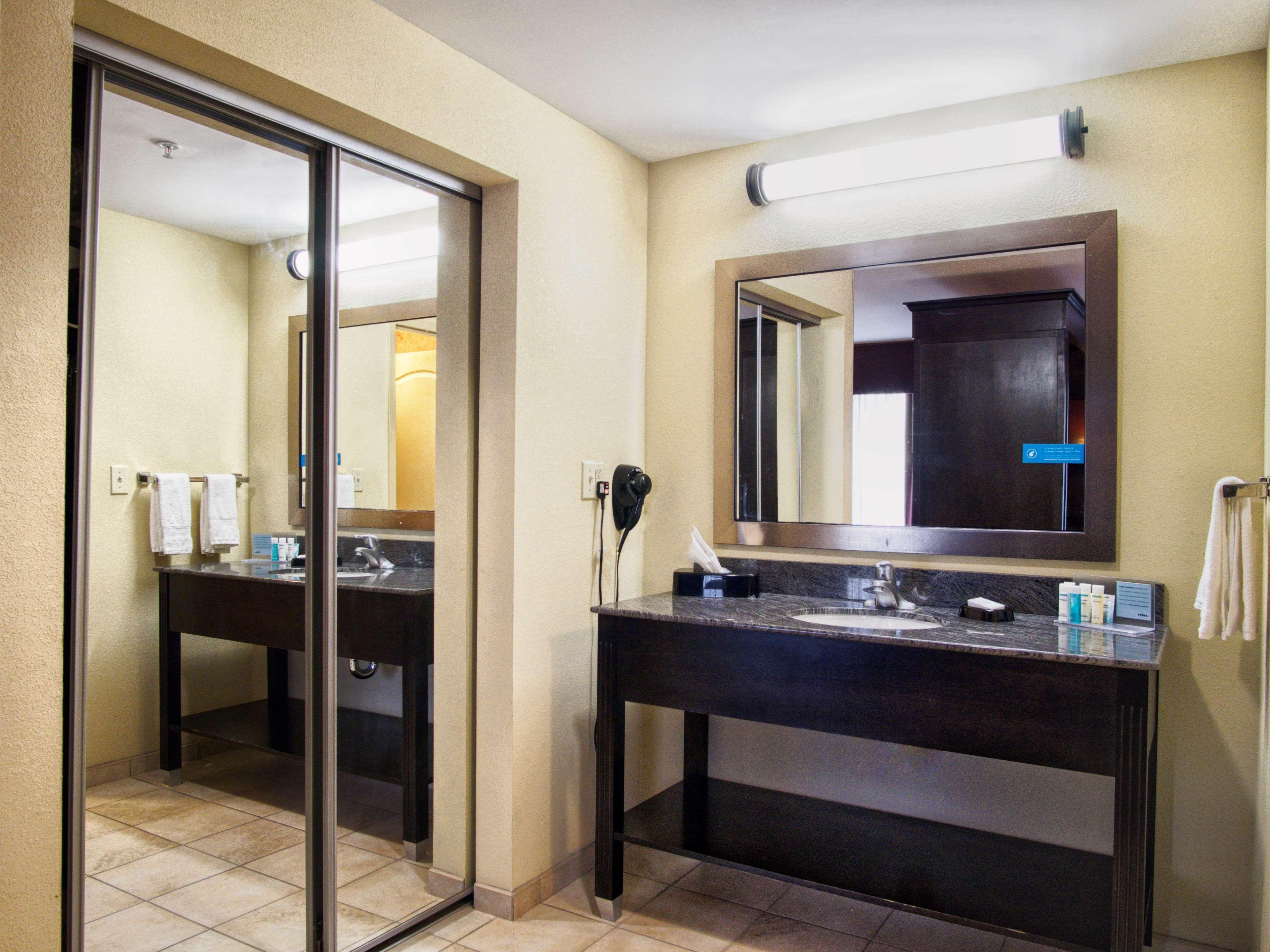 Hampton Inn & Suites Елк Сити Екстериор снимка