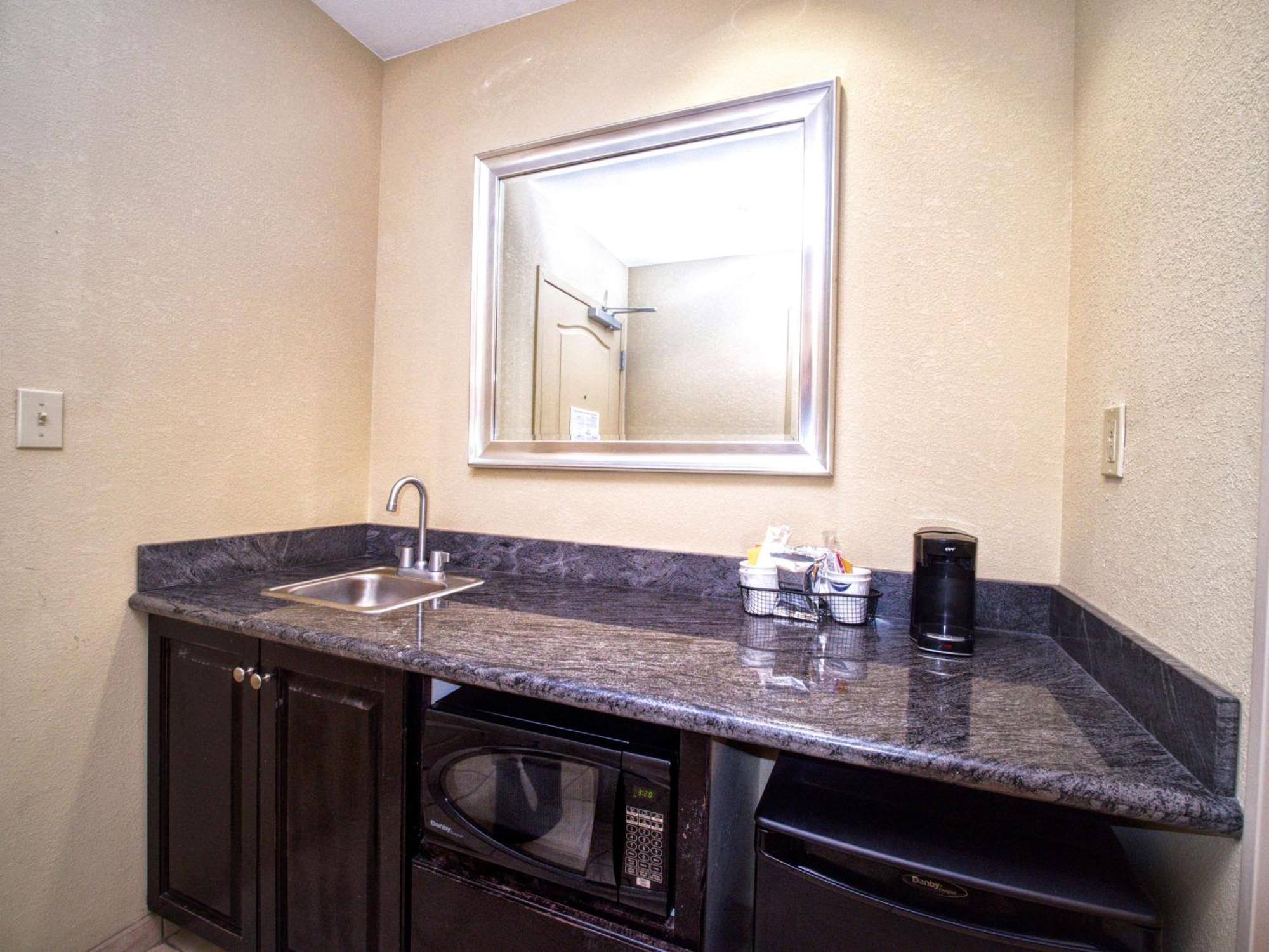 Hampton Inn & Suites Елк Сити Екстериор снимка